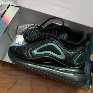 Nike Airmax 720 Women’s in Black Laser